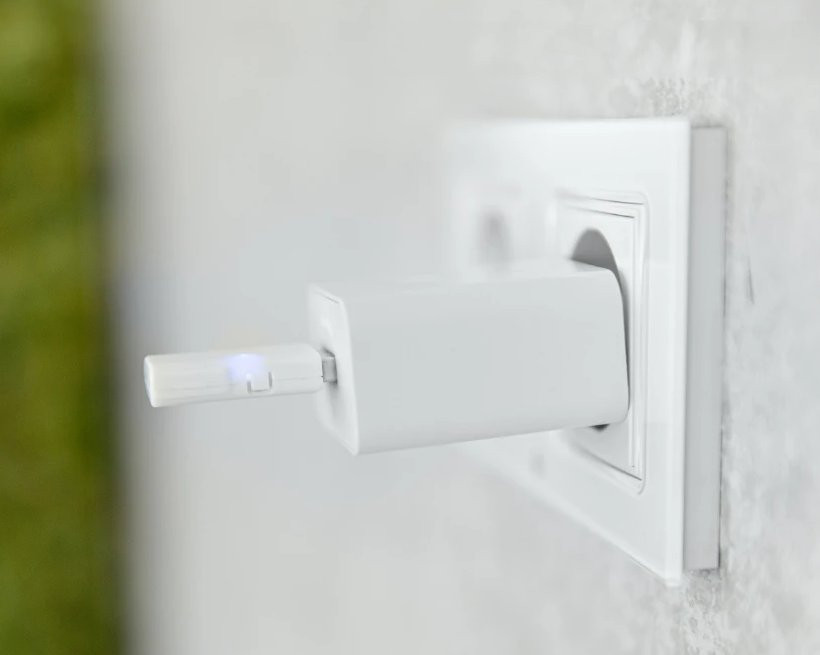Shelly BLU Gateway - białe urządzenie w gniazdku z niebieskim LED